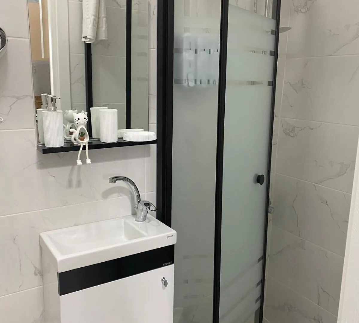 1Min To Tram Stop With Elevator, Modern,Spacious Istanbul Apartment
